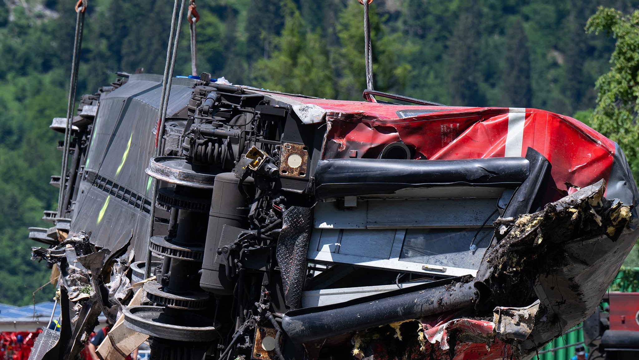 Ein Teil des nach dem Unfall bei Burgrain demolierten Zugs 