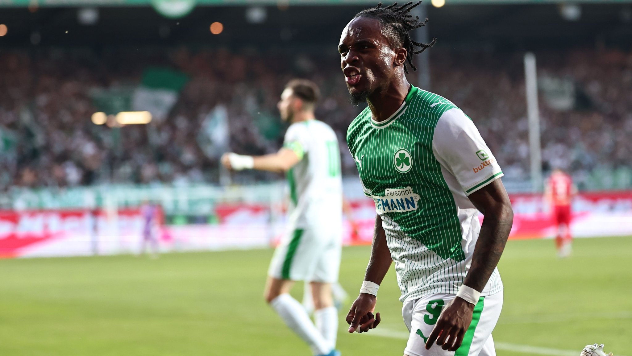 26.05.2026, Bayern, Fürth: Fußball, Männer: 2. Bundesliga - Relegation, SpVgg Greuther Fürth - Rot-Weiss Essen, Noel Futkeu (SpVgg Greuther Fürth) feiert nach seinem Tor zum 1:0. Foto: Daniel Karmann/dpa - WICHTIGER HINWEIS: Gemäß den Vorgaben der DFL Deutsche Fußball Liga bzw. des DFB Deutscher Fußball-Bund ist es untersagt, in dem Stadion und/oder vom Spiel angefertigte Fotoaufnahmen in Form von Sequenzbildern und/oder videoähnlichen Fotostrecken zu verwerten bzw. verwerten zu lassen. +++ dpa-Bildfunk +++ | Bild: dpa-Bildfunk/Daniel Karmann 26.05.2026, Bayern, Fürth: Fußball, Männer: 2. Bundesliga - Relegation, SpVgg Greuther Fürth - Rot-Weiss Essen, Noel Futkeu (SpVgg Greuther Fürth) feiert nach seinem Tor zum 1:0. Foto: Daniel Karmann/dpa - WICHTIGER HINWEIS: Gemäß den Vorgaben der DFL Deutsche Fußball Liga bzw. des DFB Deutscher Fußball-Bund ist es untersagt, in dem Stadion und/oder vom Spiel angefertigte Fotoaufnahmen in Form von Sequenzbildern und/oder videoähnlichen Fotostrecken zu verwerten bzw. verwerten zu lassen. +++ dpa-Bildfunk +++