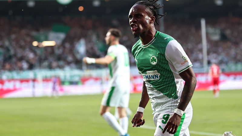 26.05.2026, Bayern, Fürth: Fußball, Männer: 2. Bundesliga - Relegation, SpVgg Greuther Fürth - Rot-Weiss Essen, Noel Futkeu (SpVgg Greuther Fürth) feiert nach seinem Tor zum 1:0. Foto: Daniel Karmann/dpa - WICHTIGER HINWEIS: Gemäß den Vorgaben der DFL Deutsche Fußball Liga bzw. des DFB Deutscher Fußball-Bund ist es untersagt, in dem Stadion und/oder vom Spiel angefertigte Fotoaufnahmen in Form von Sequenzbildern und/oder videoähnlichen Fotostrecken zu verwerten bzw. verwerten zu lassen. +++ dpa-Bildfunk +++ | Bild: dpa-Bildfunk/Daniel Karmann 26.05.2026, Bayern, Fürth: Fußball, Männer: 2. Bundesliga - Relegation, SpVgg Greuther Fürth - Rot-Weiss Essen, Noel Futkeu (SpVgg Greuther Fürth) feiert nach seinem Tor zum 1:0. Foto: Daniel Karmann/dpa - WICHTIGER HINWEIS: Gemäß den Vorgaben der DFL Deutsche Fußball Liga bzw. des DFB Deutscher Fußball-Bund ist es untersagt, in dem Stadion und/oder vom Spiel angefertigte Fotoaufnahmen in Form von Sequenzbildern und/oder videoähnlichen Fotostrecken zu verwerten bzw. verwerten zu lassen. +++ dpa-Bildfunk +++