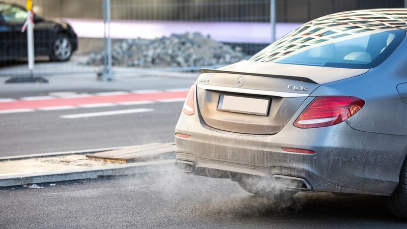 Abgase kommen aus dem Auspuff eines Autos in München. | Bild: BR / Fabian Stoffers Abgase kommen aus dem Auspuff eines Autos in München.