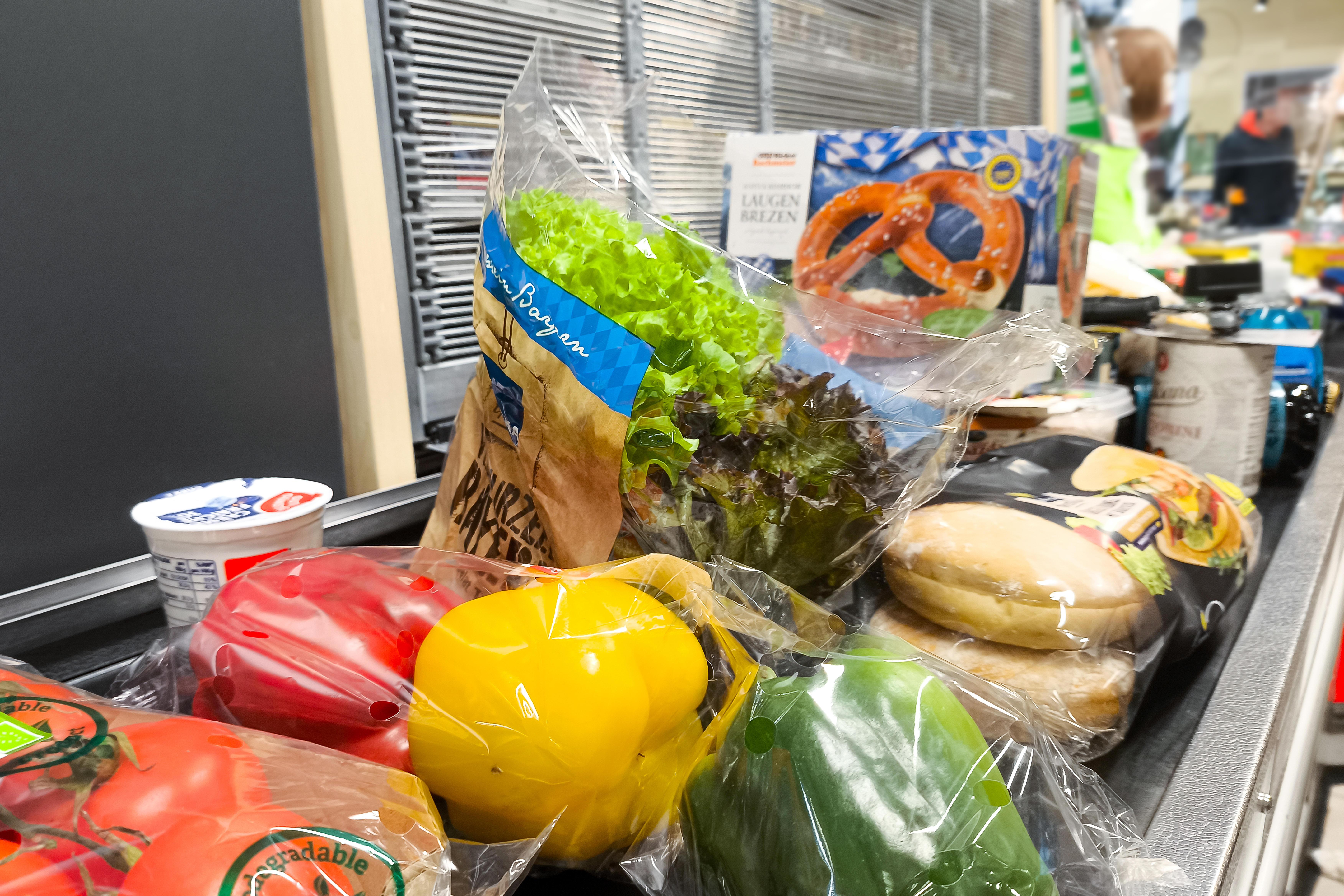 Lebensmittel auf einem Kassenband im Supermarkt