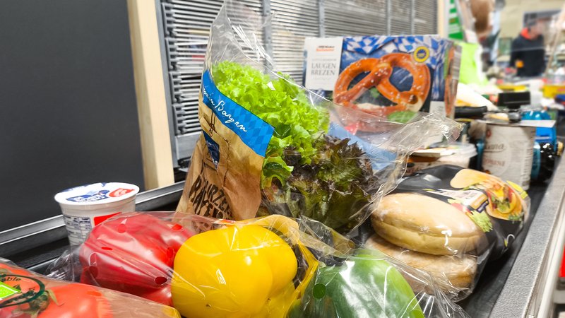 Lebensmittel auf einem Kassenband im Supermarkt | Bild: picture alliance / CHROMORANGE | MICHAEL BIHLMAYER Lebensmittel auf einem Kassenband im Supermarkt