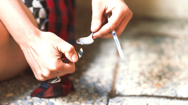 Hand mit Feuerzeug unter Löffel und Spritze | Bild: picture alliance / Michelangelo Oprandi Hand mit Feuerzeug unter Löffel und Spritze