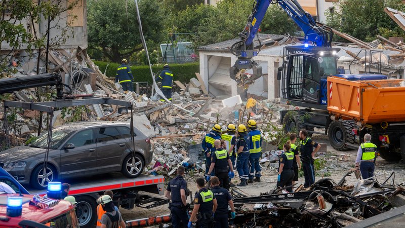 Nach der Explosion in einem Wohnhaus in Memmingen wurde ein 17-Jähriger tot aufgefunden. | Bild: picture alliance/dpa | Stefan Puchner Nach der Explosion in einem Wohnhaus in Memmingen wurde ein 17-Jähriger tot aufgefunden.