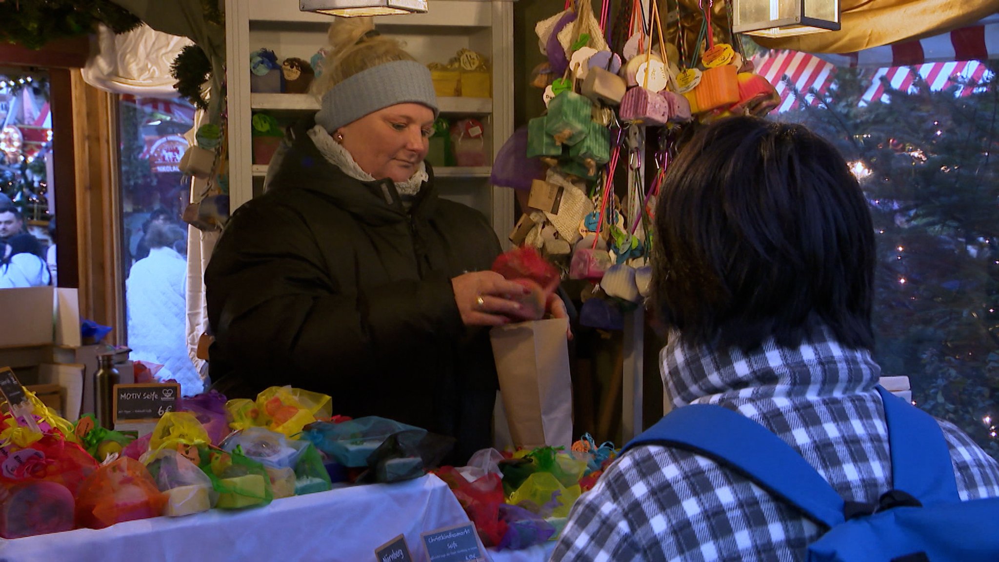 Auch nach den Feiertagen noch auf den Weihnachtsmarkt: In einigen bayerischen Städten ist das möglich.