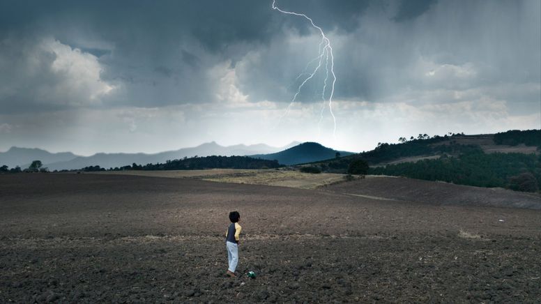 Ein Kind steht vor einer Landschaft | Bild:NIHRFF