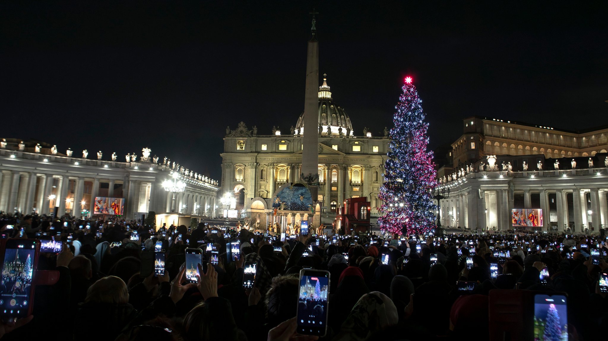 Ein Weihnachtsbaum und eine Krippe auf dem Petersplatz im Vatikan 2025. | Bild: picture alliance / Sipa USA | SOPA Images Ein Weihnachtsbaum und eine Krippe auf dem Petersplatz im Vatikan 2025.