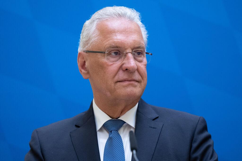 ARCHIV - 28.06.2023, Bayern, München: Joachim Herrmann (CSU), Innenminister von Bayern, nimmt im Innenministerium an einer Pressekonferenz teil. (zu dpa: «Ministerium: Anti-Salafismus-Video zu früh veröffentlicht») Foto: Sven Hoppe/dpa +++ dpa-Bildfunk +++