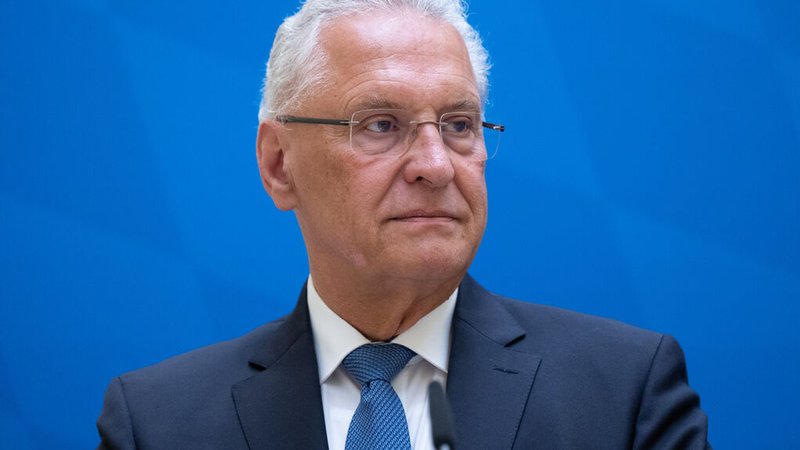 ARCHIV - 28.06.2023, Bayern, München: Joachim Herrmann (CSU), Innenminister von Bayern, nimmt im Innenministerium an einer Pressekonferenz teil. (zu dpa: «Ministerium: Anti-Salafismus-Video zu früh veröffentlicht») Foto: Sven Hoppe/dpa +++ dpa-Bildfunk +++ | Bild: dpa-Bildfunk/Sven Hoppe ARCHIV - 28.06.2023, Bayern, München: Joachim Herrmann (CSU), Innenminister von Bayern, nimmt im Innenministerium an einer Pressekonferenz teil. (zu dpa: «Ministerium: Anti-Salafismus-Video zu früh veröffentlicht») Foto: Sven Hoppe/dpa +++ dpa-Bildfunk +++