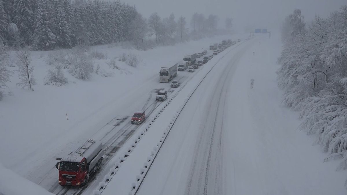 Starker Schneefall Sorgt Fur Verkehrschaos In Sudbayern Br24
