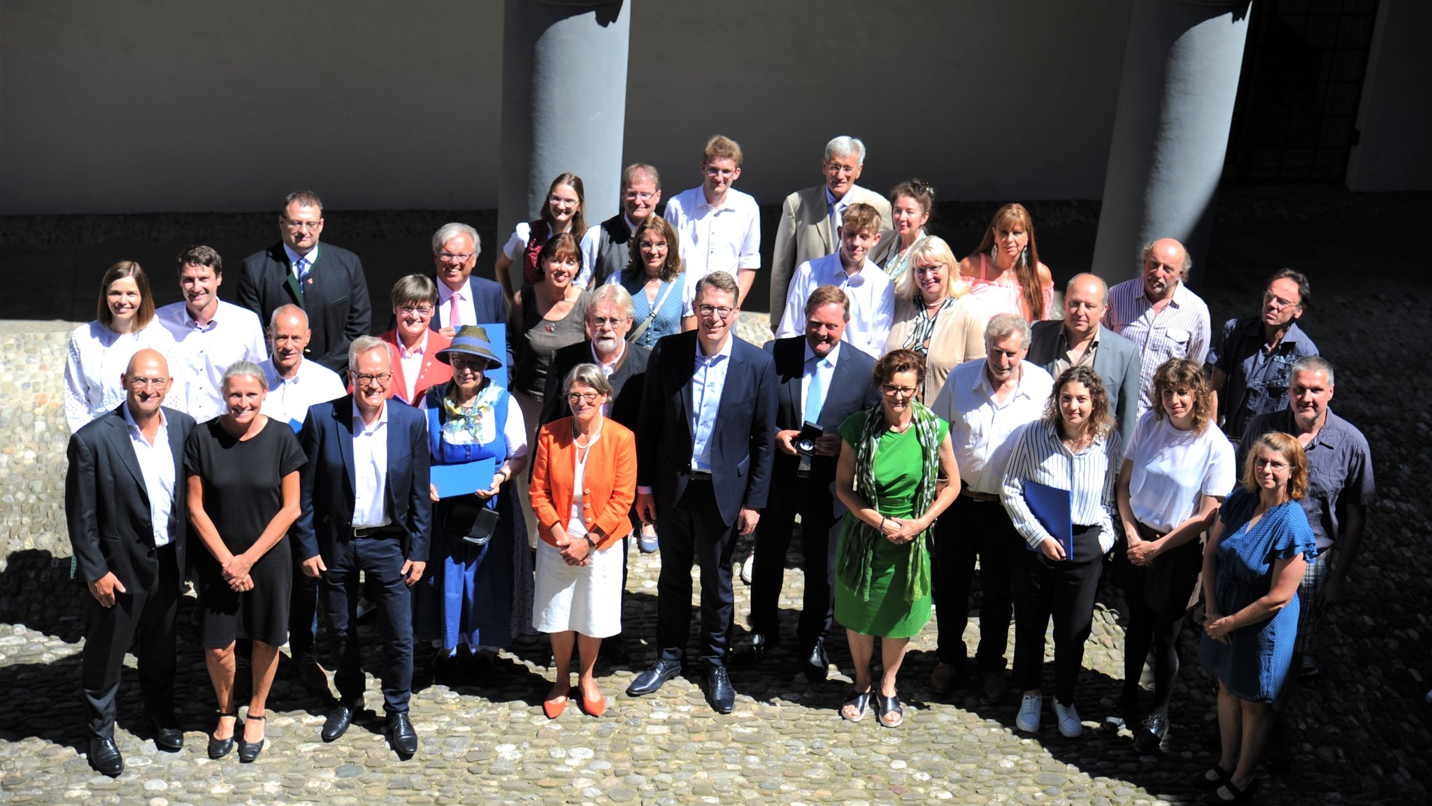 Die Preisträgerinnen und Preisträger der Denkmalschutzmedaille 2022 mit Kunstminister Markus Blume (CSU) und Generalkonservator Mathias Pfeil