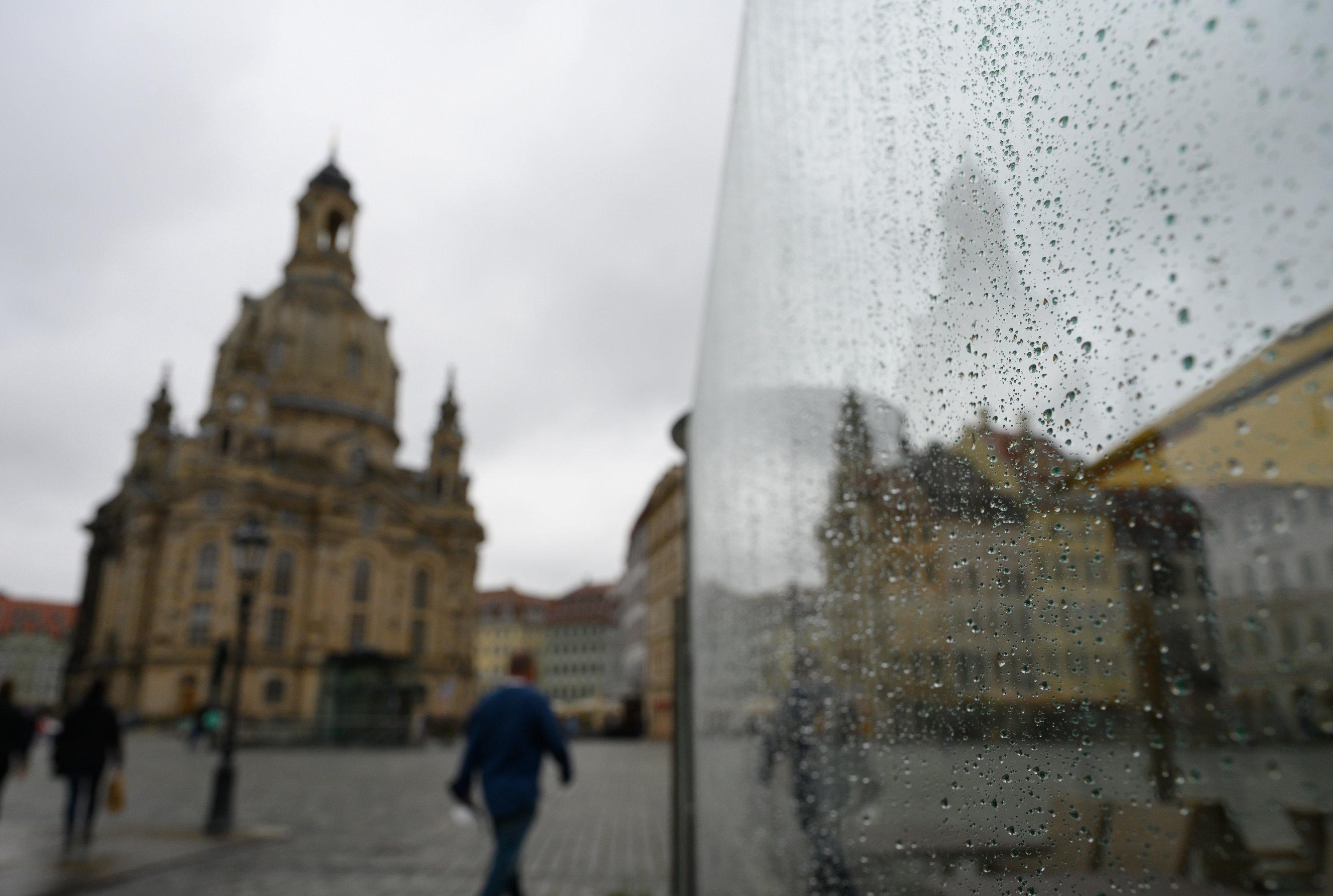 Blick auf den Dresdner Neumarkt mit der Frauenkirche im Hintergrund.