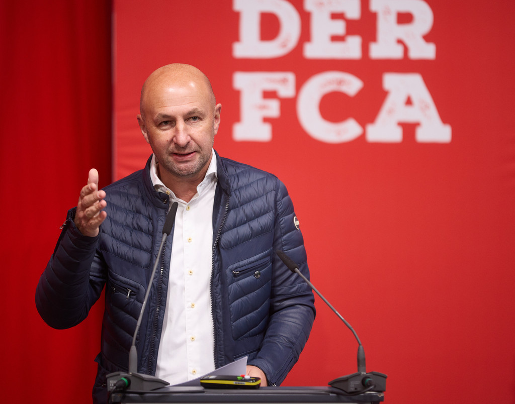 Klaus Hofmann (Präsident FC Augsburg) bei seiner Rede bei der FC Augsburg Jahreshauptversammlung 2021