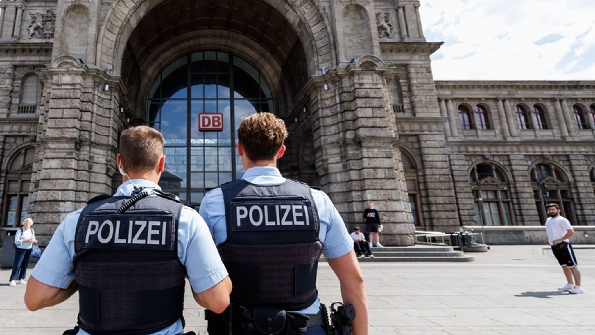 Zwei Polizisten stehen vor dem Nürnberger Hauptbahnhof. | Bild: dpa-Bildfunk/Daniel Karmann Zwei Polizisten stehen vor dem Nürnberger Hauptbahnhof.
