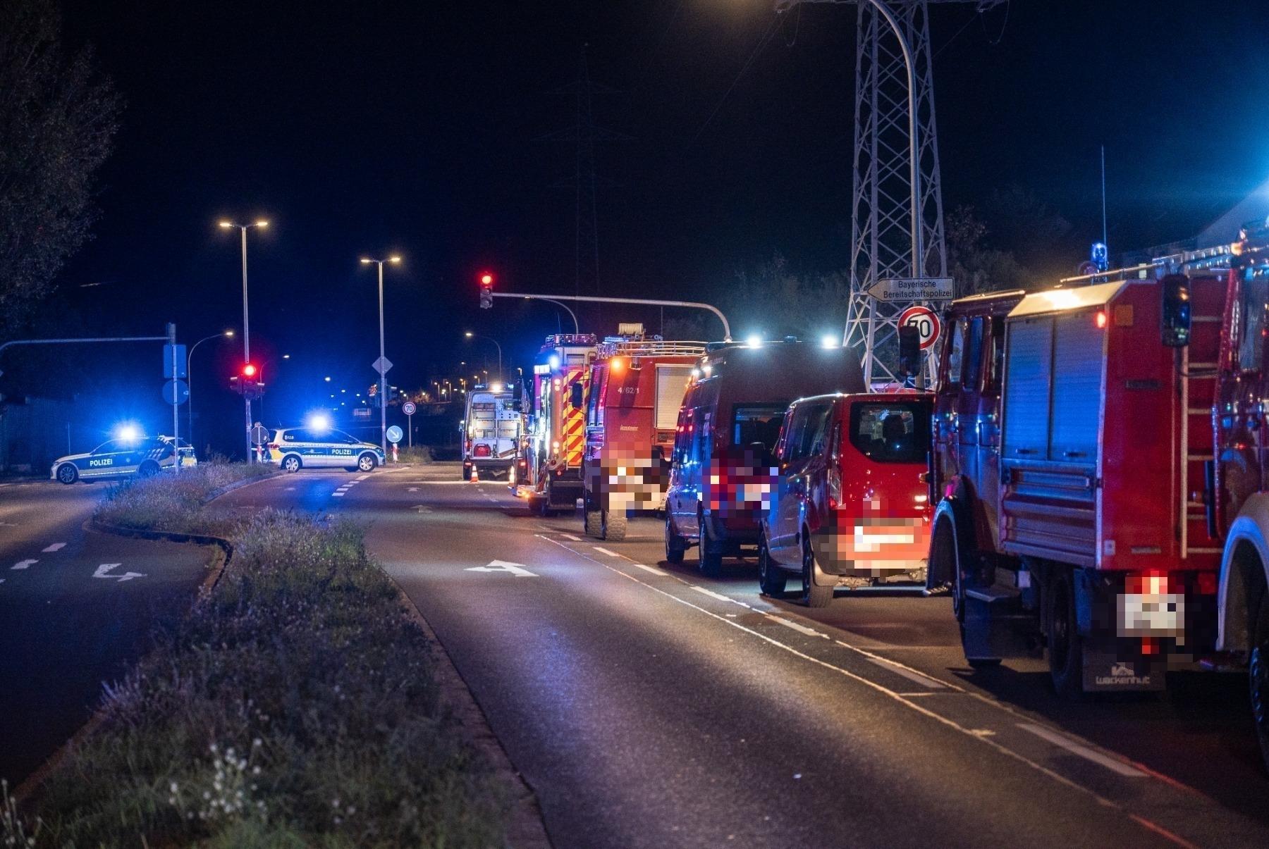 Einsatzkräfte von Feuerwehr und Polizei auf dem Berliner Ring in Bamberg. 