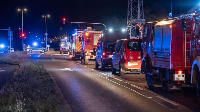 Einsatzkräfte von Feuerwehr und Polizei auf dem Berliner Ring in Bamberg. | Bild: News 5 / Merzbach Einsatzkräfte von Feuerwehr und Polizei auf dem Berliner Ring in Bamberg.