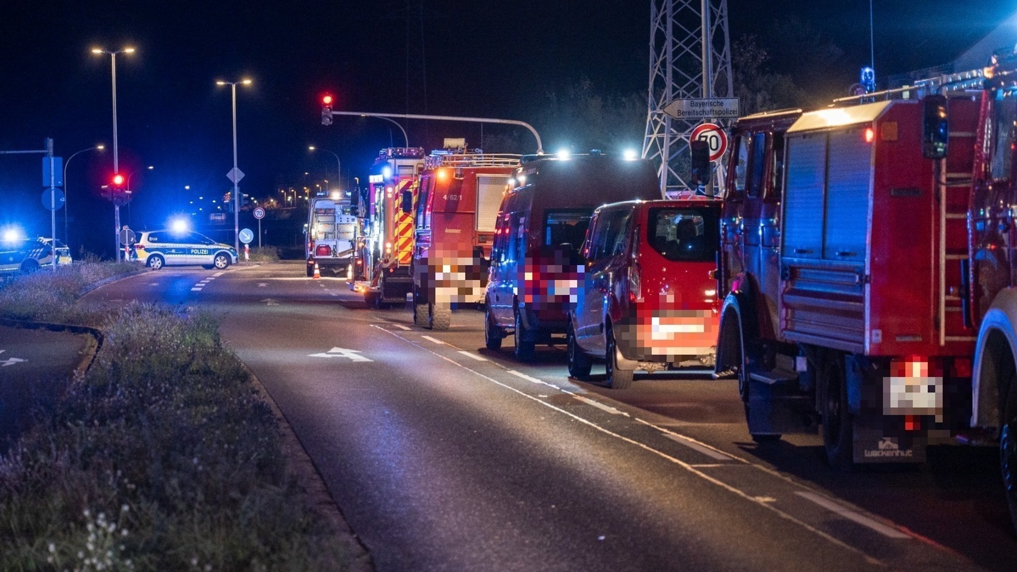 Einsatzkräfte von Feuerwehr und Polizei auf dem Berliner Ring in Bamberg. 