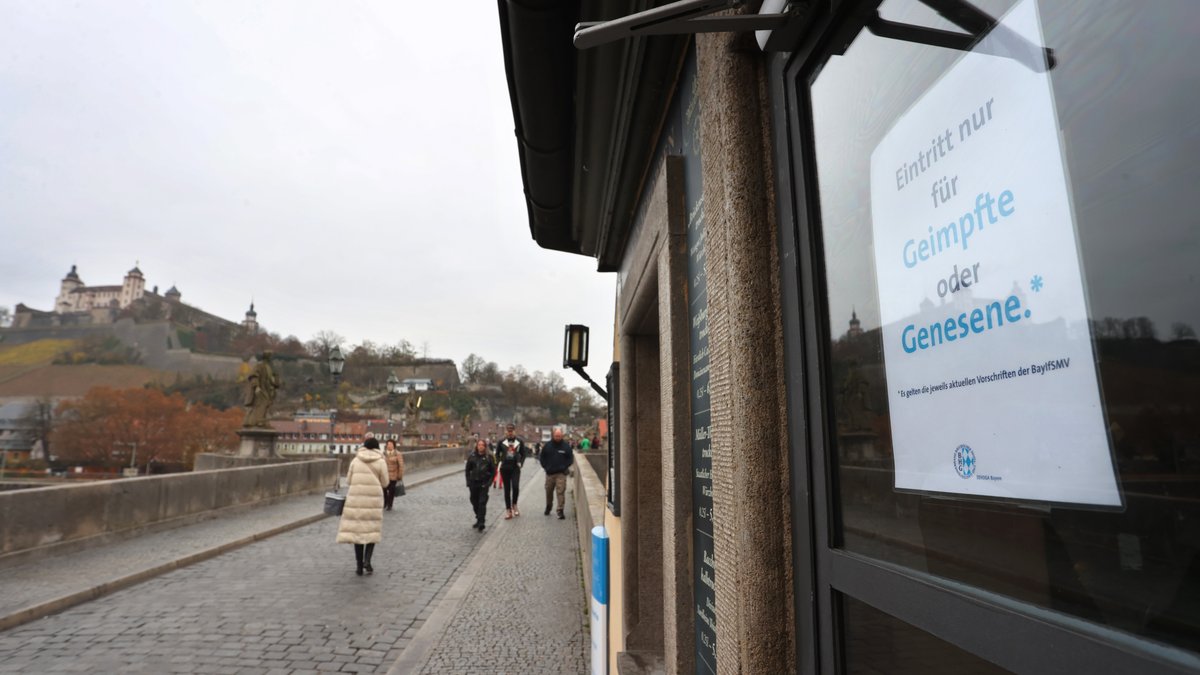 Würzburg: An der Fensterscheibe eines Restaurants auf der alten Mainbrücke wird auf Einhaltung der 2G-Regel hingewiesen.