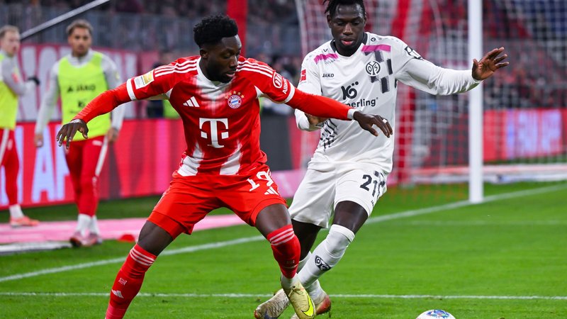 14.12.2025, Bayern, München: Fußball: Bundesliga, Bayern München - FSV Mainz 05, 14. Spieltag in der Allianz Arena. Alphonso Davies (l, Bayern München) und Danny da Costa (FSV Mainz 05) kämpfen um den Ball. Foto: Sven Hoppe/dpa - WICHTIGER HINWEIS: Gemäß den Vorgaben der DFL Deutsche Fußball Liga bzw. des DFB Deutscher Fußball-Bund ist es untersagt, in dem Stadion und/oder vom Spiel angefertigte Fotoaufnahmen in Form von Sequenzbildern und/oder videoähnlichen Fotostrecken zu verwerten bzw. verwerten zu lassen. +++ dpa-Bildfunk +++ | Bild: dpa-Bildfunk/Sven Hoppe 14.12.2025, Bayern, München: Fußball: Bundesliga, Bayern München - FSV Mainz 05, 14. Spieltag in der Allianz Arena. Alphonso Davies (l, Bayern München) und Danny da Costa (FSV Mainz 05) kämpfen um den Ball. Foto: Sven Hoppe/dpa - WICHTIGER HINWEIS: Gemäß den Vorgaben der DFL Deutsche Fußball Liga bzw. des DFB Deutscher Fußball-Bund ist es untersagt, in dem Stadion und/oder vom Spiel angefertigte Fotoaufnahmen in Form von Sequenzbildern und/oder videoähnlichen Fotostrecken zu verwerten bzw. verwerten zu lassen. +++ dpa-Bildfunk +++