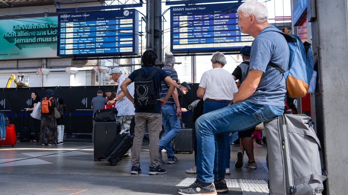 Am Münchner Hauptbahnhof ist Geduld gefragt: Wegen eines Oberleitungsschadens kann er derzeit nicht von Zügen angefahren werden. 