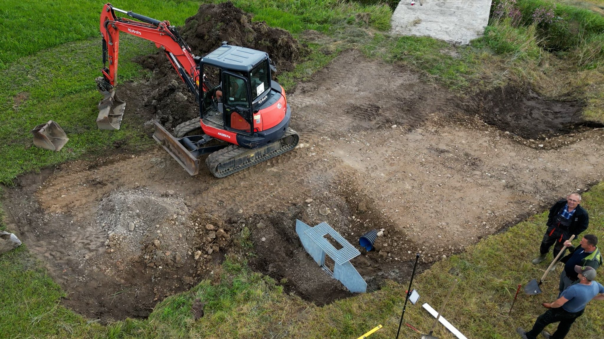 Ein Bagger auf einem Feld bei Lamerdingen im Ostallgäu bei der Vorbereitung zur Wiedervernässung der Moorfläche.