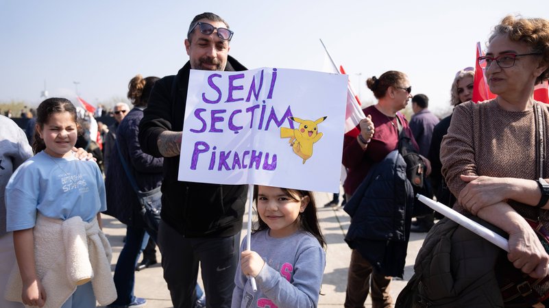 29.03.2025: Ein Mädchen hält ein Plakat mit der Aufschrift: "Ich habe dich gewählt, Pikachu" | Bild: picture alliance / SIPA | Joan Galves 29.03.2025: Ein Mädchen hält ein Plakat mit der Aufschrift: "Ich habe dich gewählt, Pikachu"