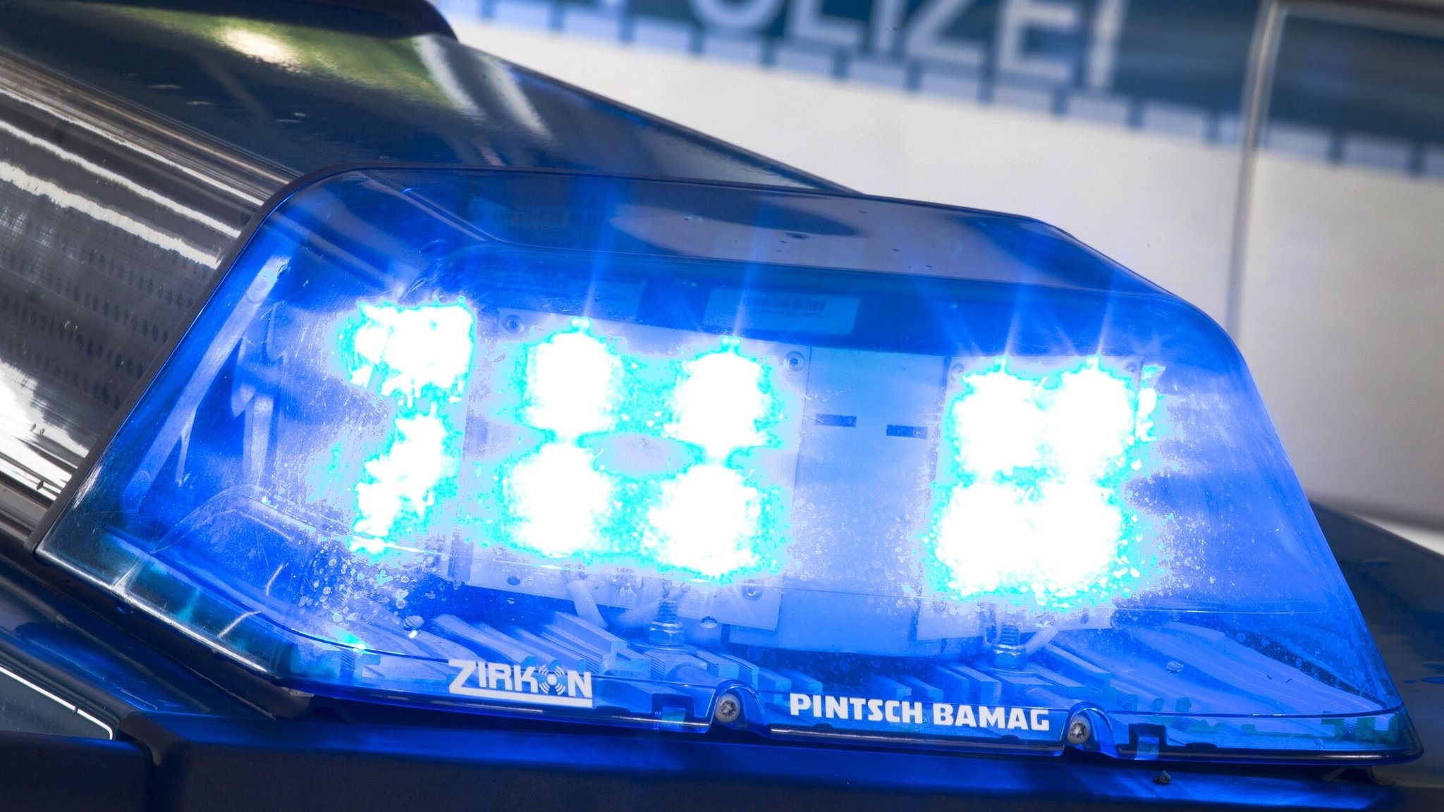 Blaulicht eines Polizeiautos (Symbolbild) | Bild: dpa-Bildfunk/Friso Gentsch Blaulicht eines Polizeiautos (Symbolbild)