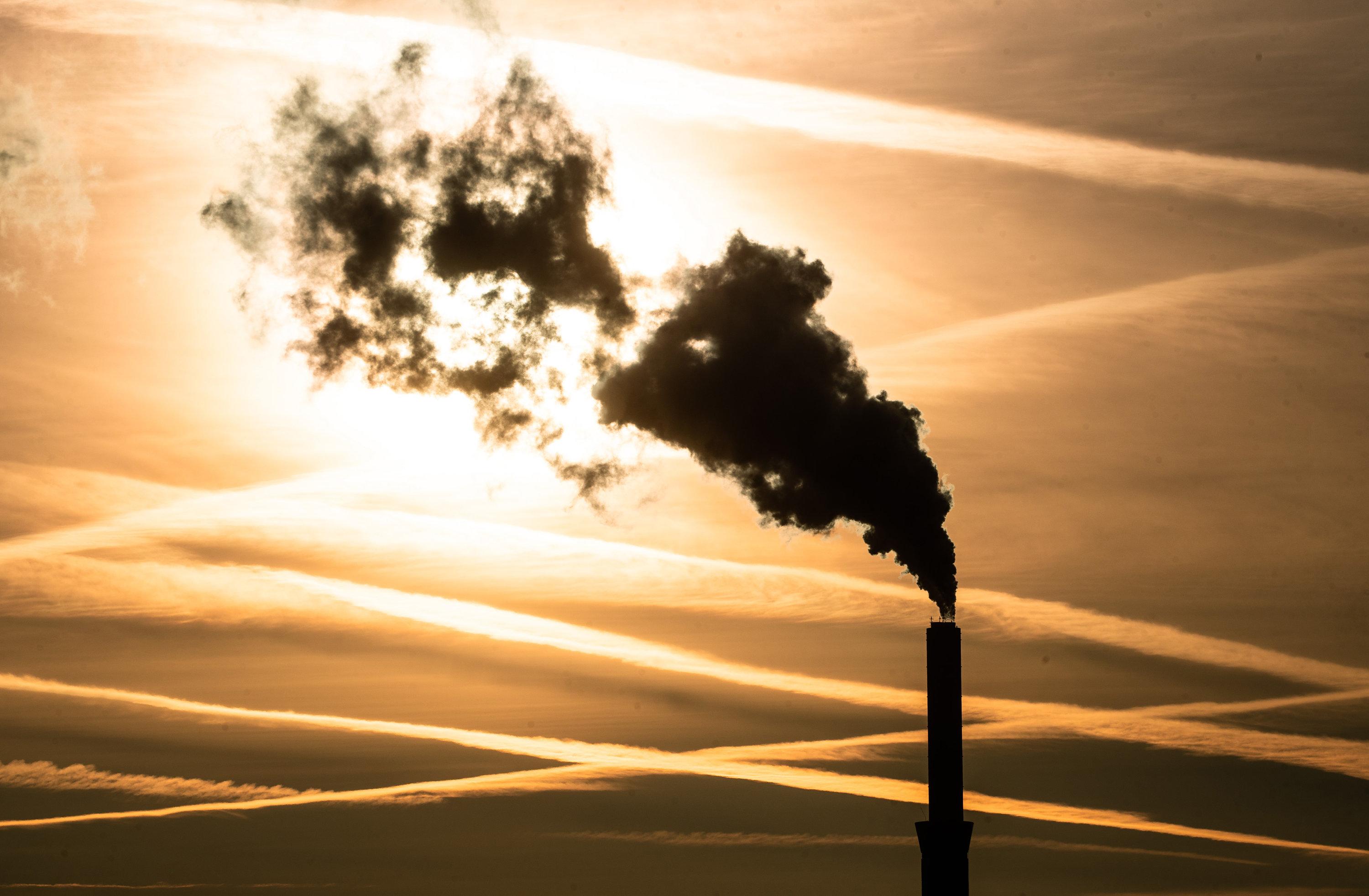 Qualm kommt am frühen Morgen aus einem Schornstein des Hauptklärwerks Stuttgart-Mühlhausen.