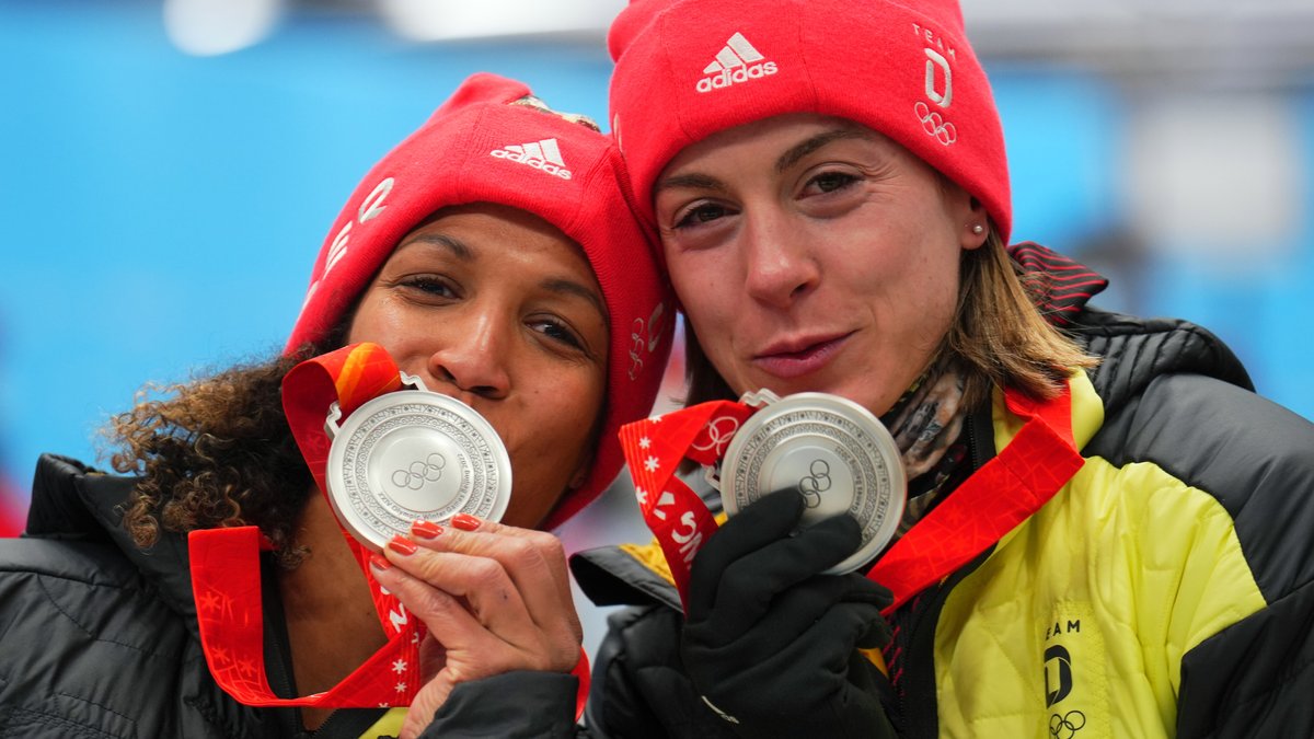 Alexandra Burghardt (rechts) gewann Olympia-Silber im Zweierbob als Anschieberin von Mariama Jamanka