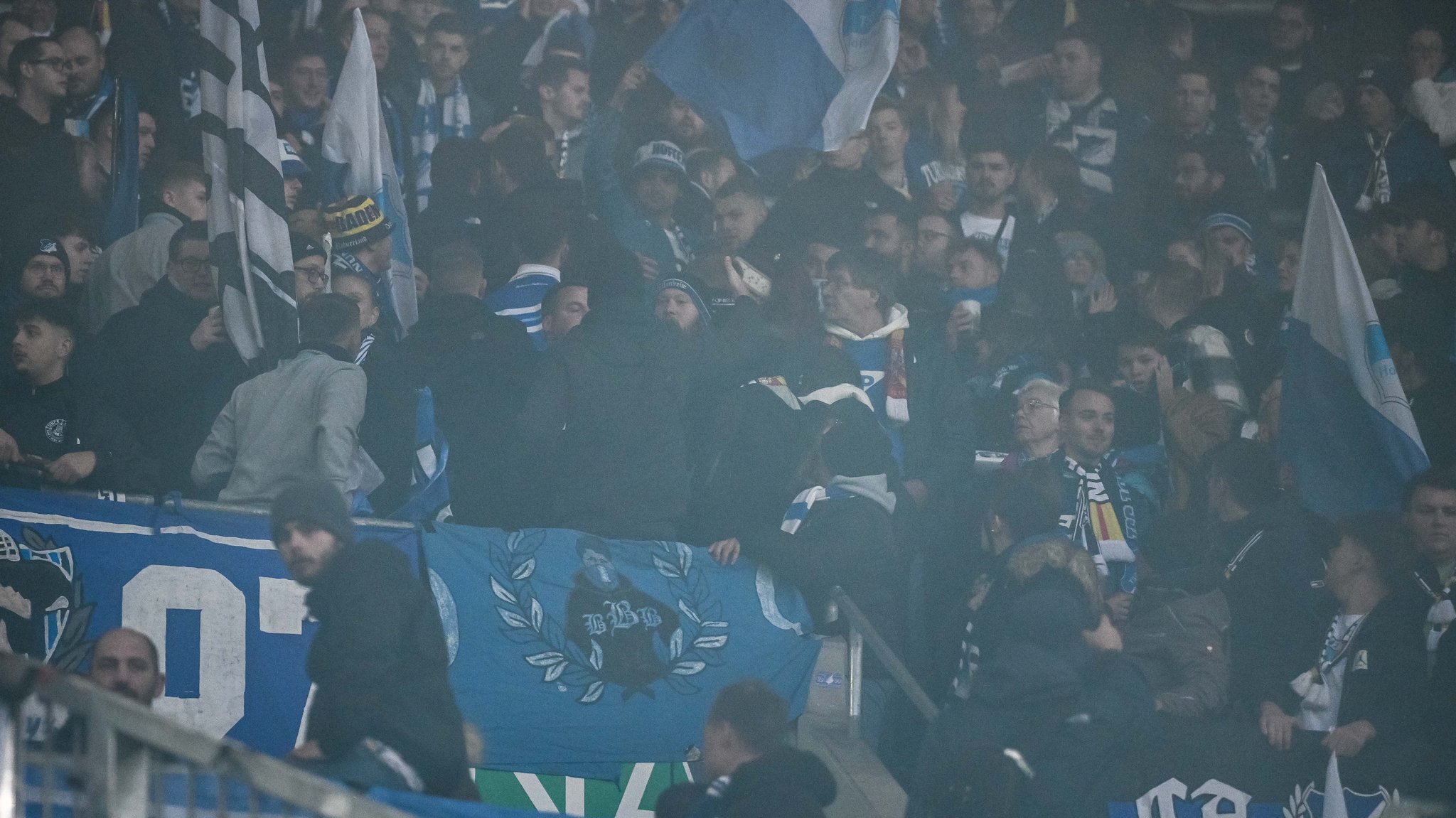 Rauch im TSH Hoffenheim-Fanblock nach dem Böllerwurf