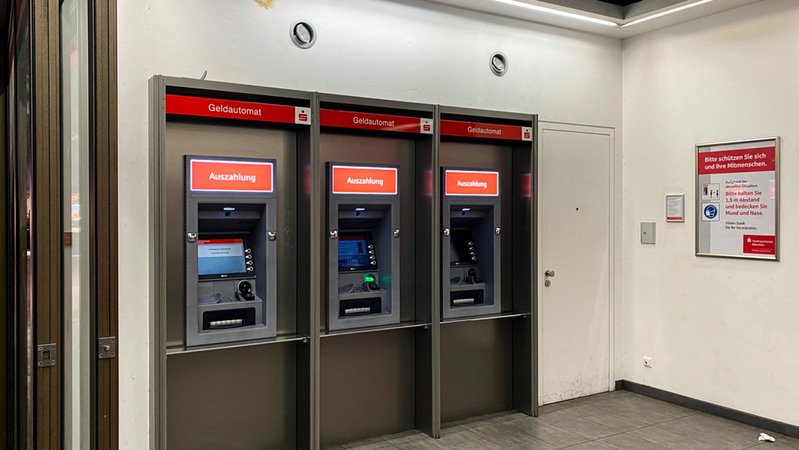 Drei Geldautomaten der Sparkasse. 