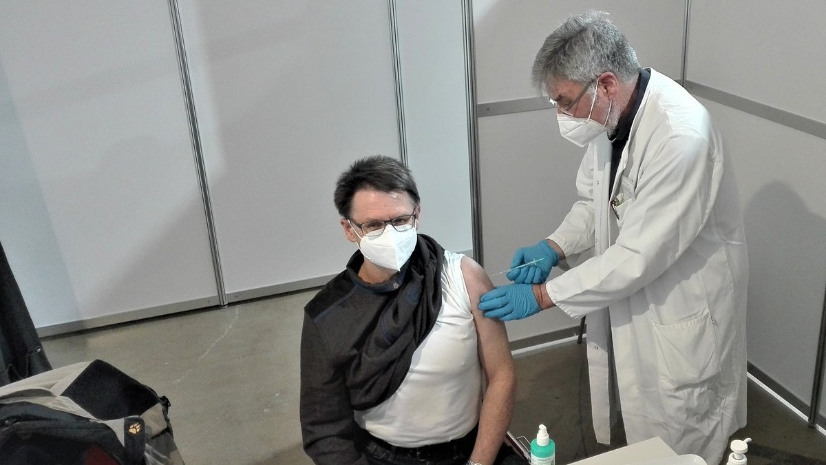Arzt wird von einem Kollegen geimpft