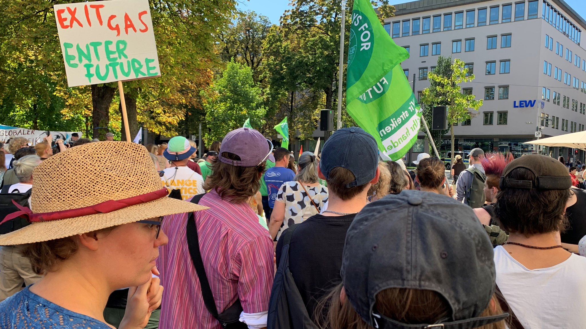 Mehrere Hundert Menschen demonstrierten am Samstag in Augsburg für die Abkehr von fossilen Brennstoffen