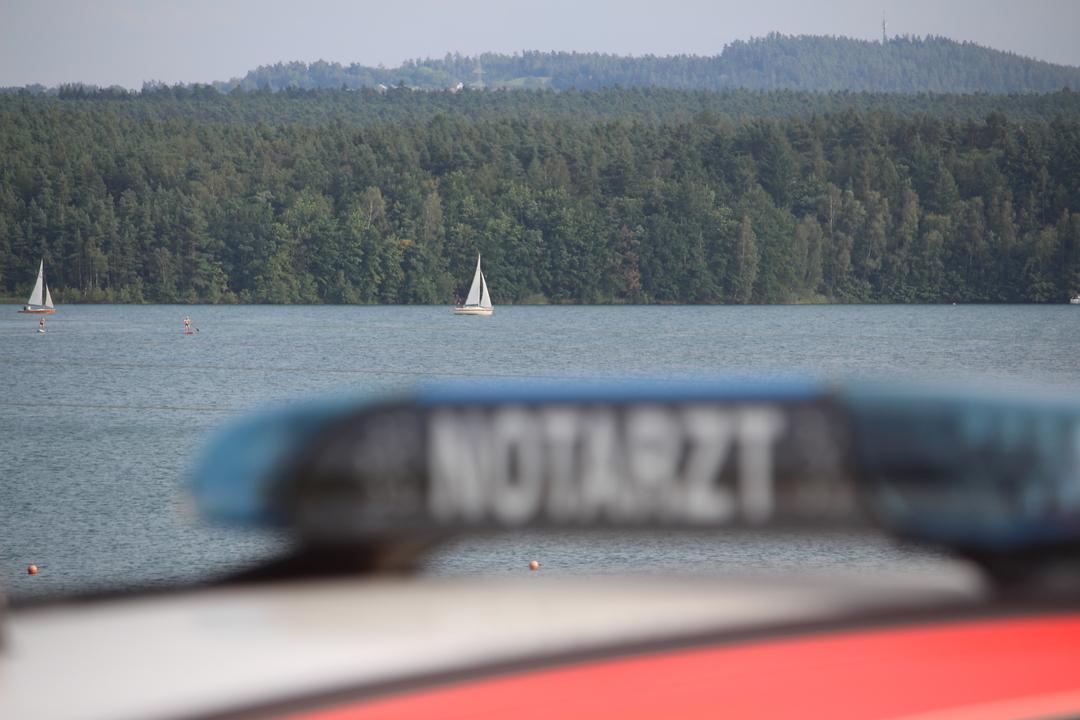 Ein Notarzt-Wagen steht am Steinberger See in der Oberpfalz.