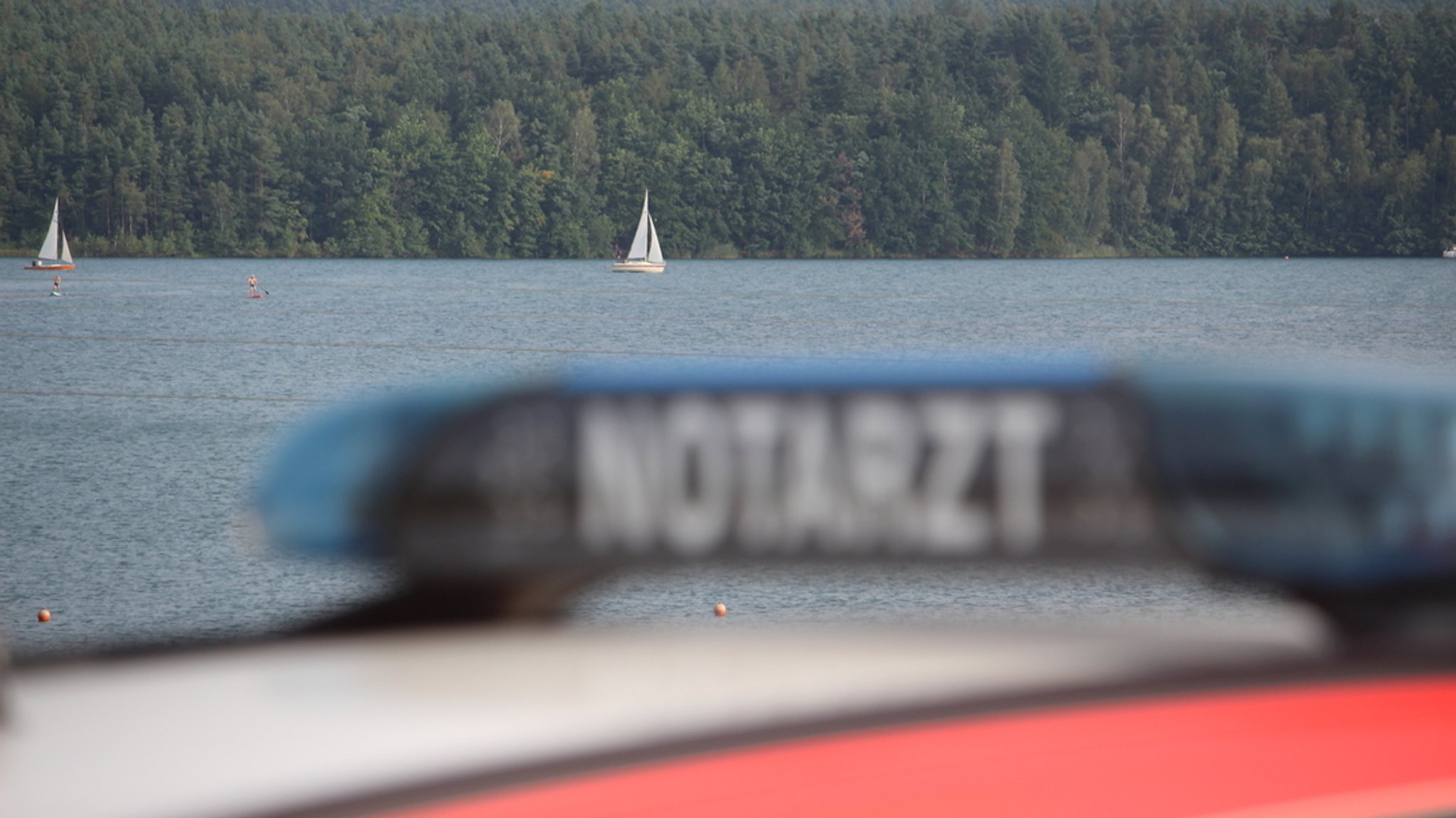 Ein Notarzt-Wagen steht am Steinberger See in der Oberpfalz.