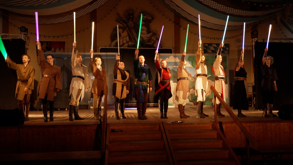 Jedi-Ritter mit Lichtschwertern auf der Bühne