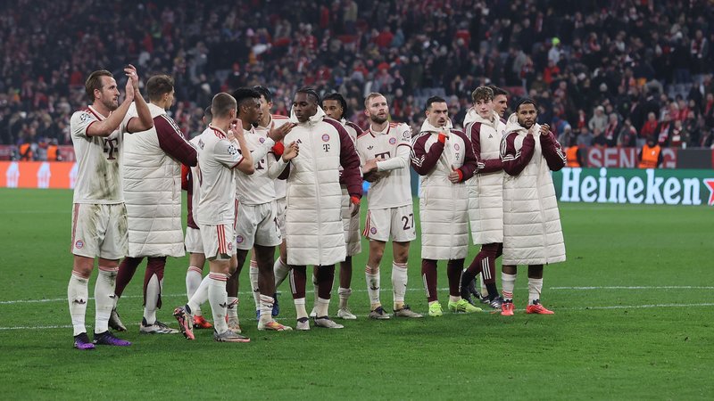 Die Spieler des FC Bayern nach dem Sieg gegen Benfica Lissabon. | Bild: picture-alliance / dpa Die Spieler des FC Bayern nach dem Sieg gegen Benfica Lissabon.
