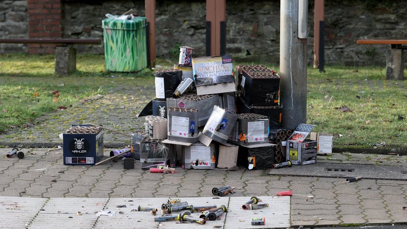 Reste der Silvesternacht. | Bild: picture alliance / Rene Traut Fotografie | Rene Traut Reste der Silvesternacht.