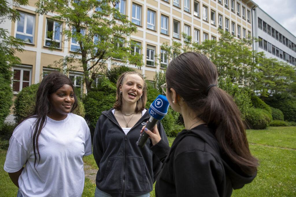 Jugendliche interviewen sich im Innenhof des BR-Funkhauses in München.