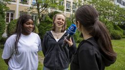 Jugendliche interviewen sich im Innenhof des BR-Funkhauses in München. | Bild:BR / Raphael Kast