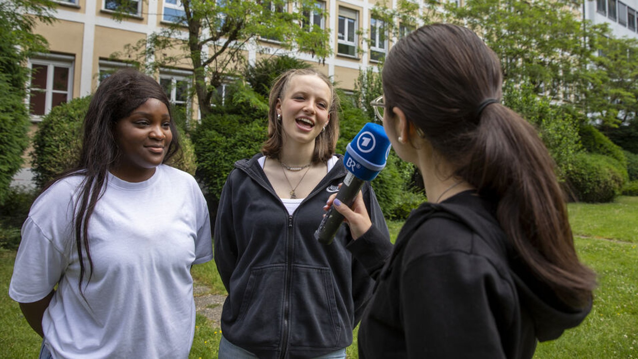 Jugendliche interviewen sich im Innenhof des BR-Funkhauses in München.