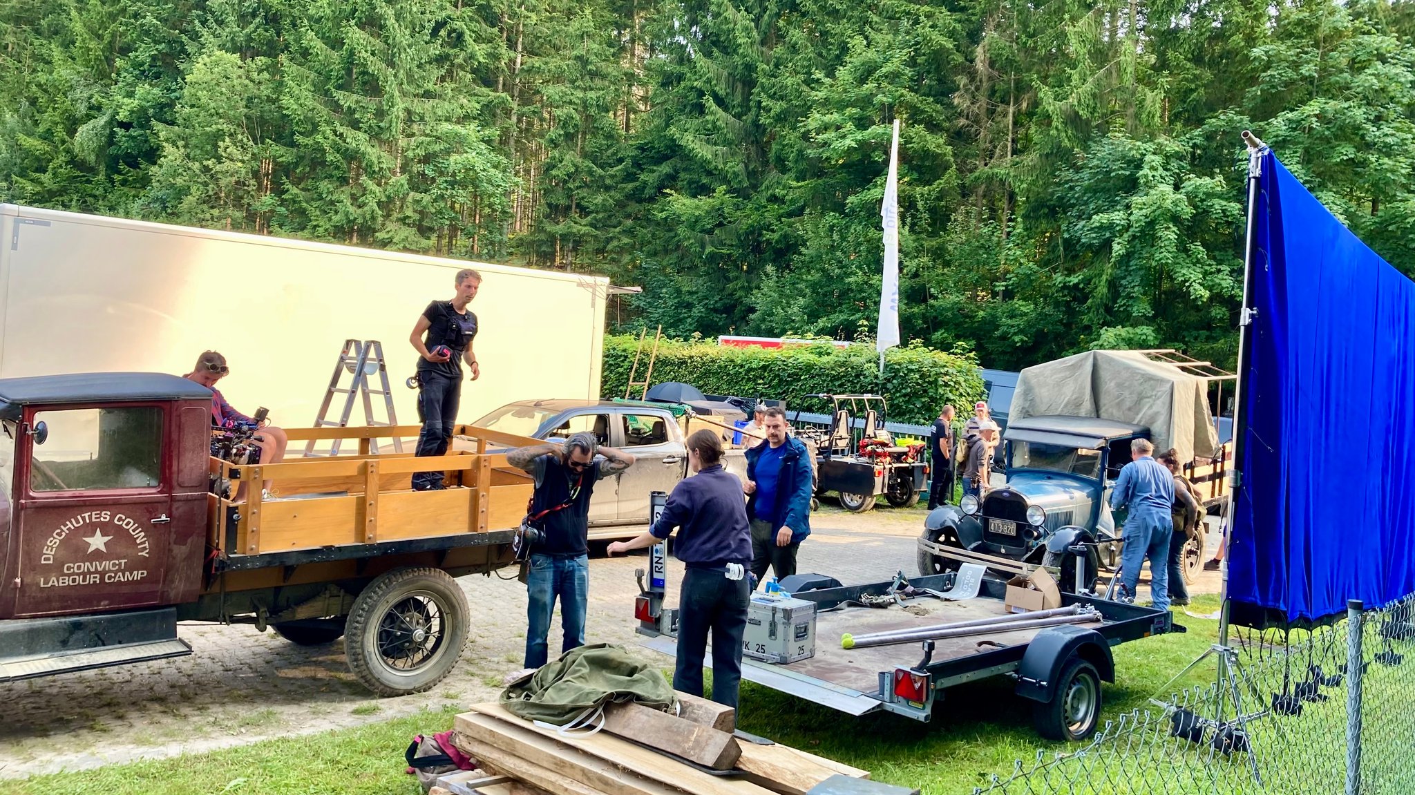 Alte Fahrzeuge werden für den Film hergerichtet