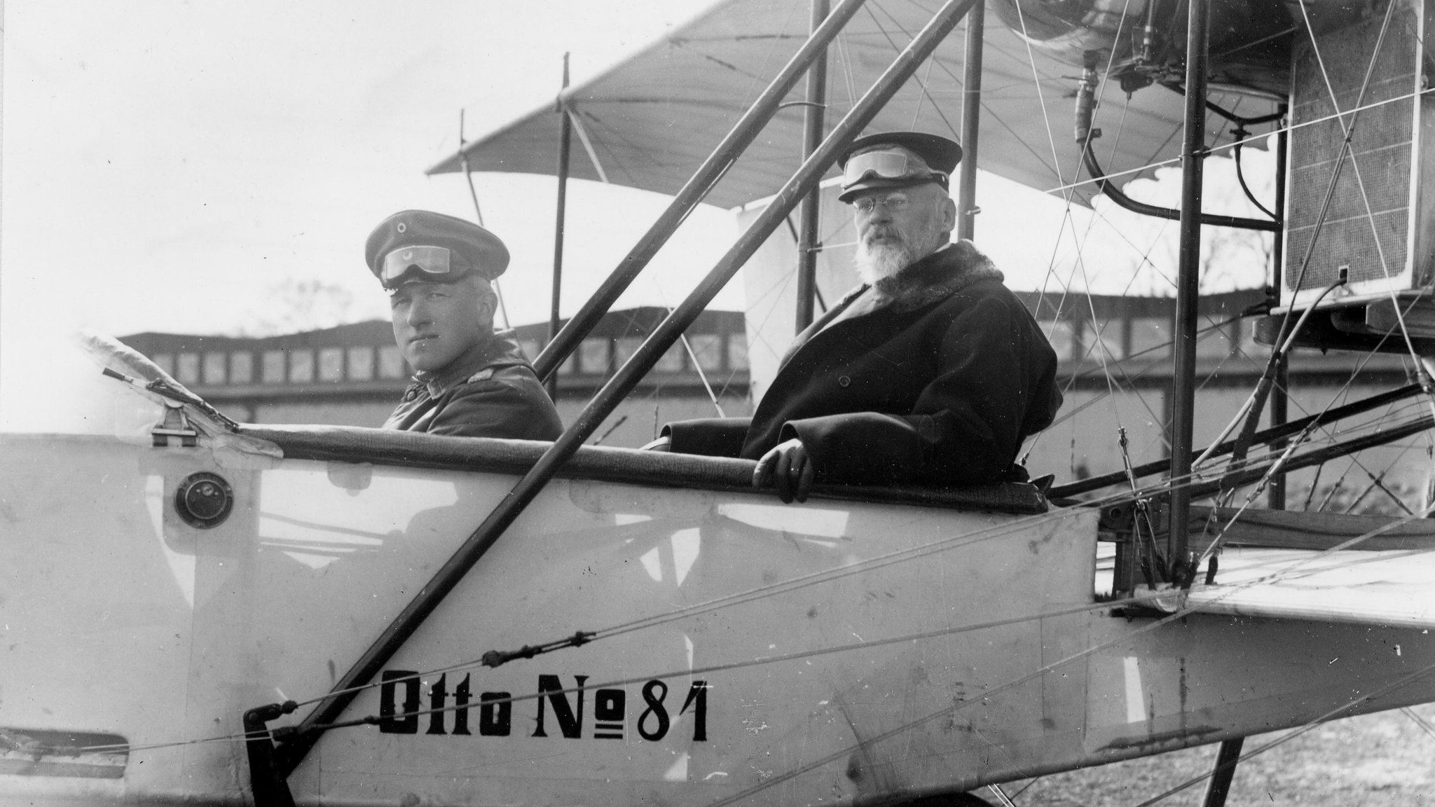 Zwei Männer sitzen in einem alten Doppeldecker. | Bild: Deutsches Museum Zwei Männer sitzen in einem alten Doppeldecker.