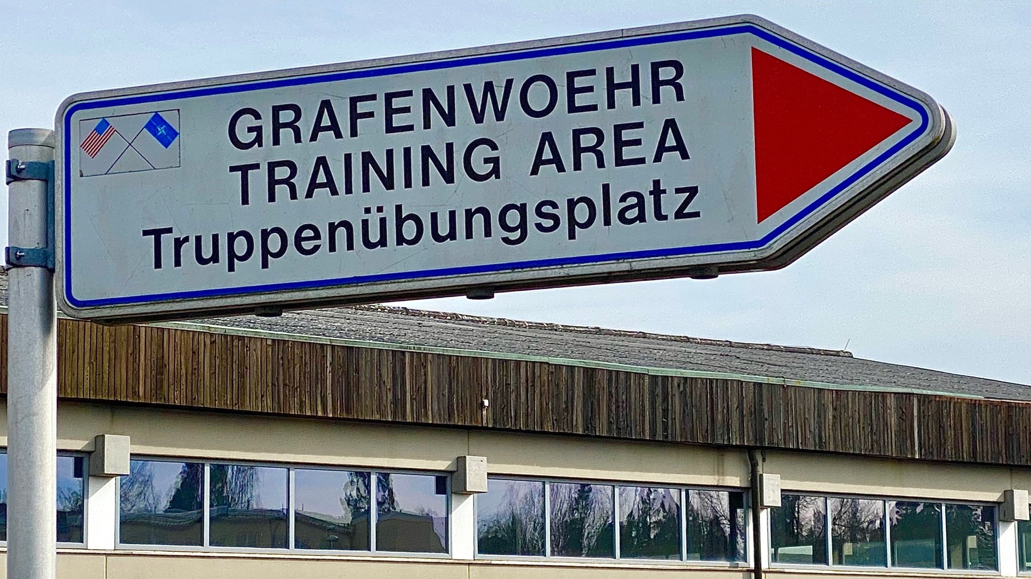 Hinweisschild zum Truppenübungsplatz Grafenwöhr (Lkr. Neustadt an der Waldnaab).