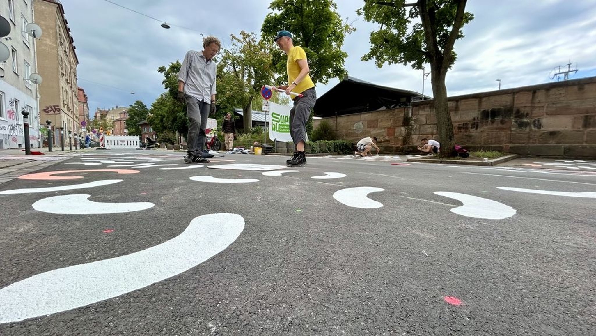 17.08.2025, Nürnberg - In Nürnberg ist der Aufbau des neuen "Superblocks" in Gostenhof in vollem Gange. Vorbild sind die bekannten verkehrsberuhigten Zonen in Barcelona. | Bild: BR/Michael Reiner 17.08.2025, Nürnberg - In Nürnberg ist der Aufbau des neuen "Superblocks" in Gostenhof in vollem Gange. Vorbild sind die bekannten verkehrsberuhigten Zonen in Barcelona.