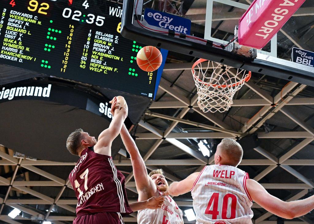 31.05.2024, Bayern, München: Basketball: Bundesliga, FC Bayern München - Würzburg Baskets, Meisterschaftsrunde, Halbfinale, 2. Spieltag im BMW Park. Niklas Wimberg (l) von Bayern und Würzburgs Spieler Max Ugrai (M) und Collin Welp kämpfen um den Ball. Foto: Sven Hoppe/dpa +++ dpa-Bildfunk +++