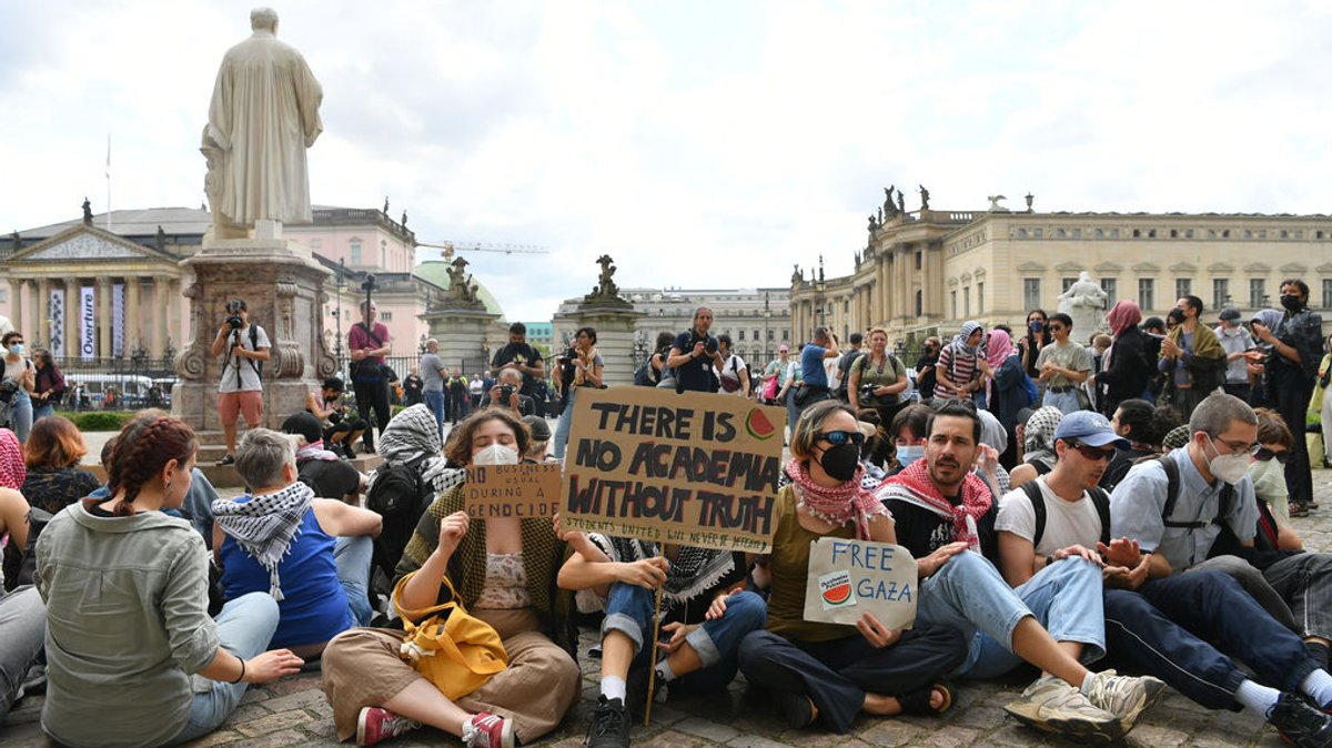 dpatopbilder - 03.05.2024, Berlin: Menschen protestieren auf dem Gelände der Humboldt-Universität Berlin gegen den Krieg im Gazastreifen. 