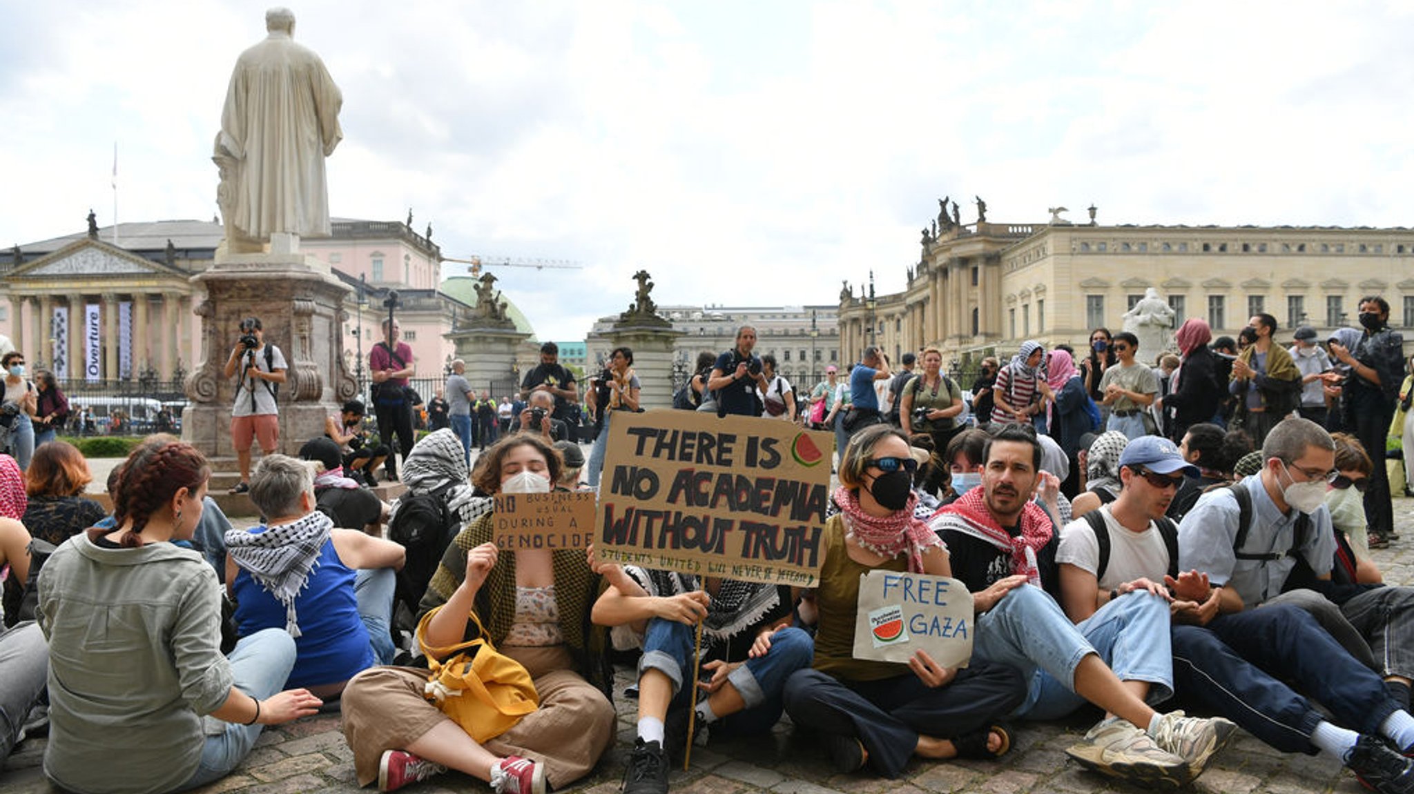 dpatopbilder - 03.05.2024, Berlin: Menschen protestieren auf dem Gelände der Humboldt-Universität Berlin gegen den Krieg im Gazastreifen. 