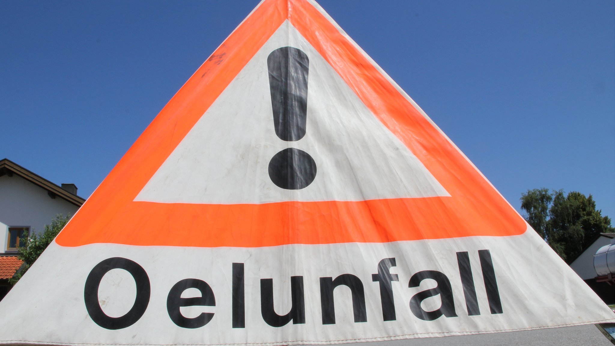 Warnschild Ölunfall