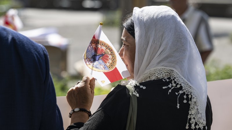 Heute jährt sich der Genozid an den Jesiden durch den IS zum zehnten Mal. Trotz der Anerkennung dieses Völkermords durch die Bundesregierung werden Jesiden weiterhin aus Deutschland, insbesondere Bayern, abgeschoben. Das sorgt für heftige Kritik. | Bild: picture alliance/Alessandro della Valle Heute jährt sich der Genozid an den Jesiden durch den IS zum zehnten Mal. Trotz der Anerkennung dieses Völkermords durch die Bundesregierung werden Jesiden weiterhin aus Deutschland, insbesondere Bayern, abgeschoben. Das sorgt für heftige Kritik.